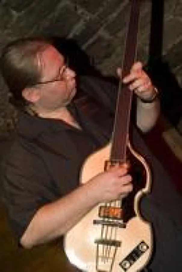 Ralf Gauck mit seinem Höfner 5000/1 de Luxe Bass