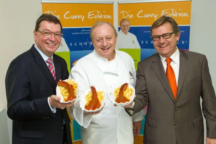 Bild: TV- und Sternekoch Alfons Schuhbeck komponiert eine Edel-Currywurst für die Compass Group