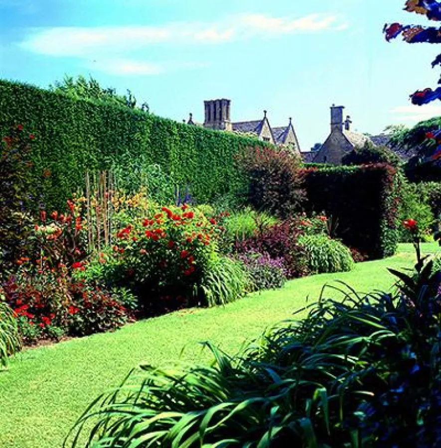 Berühmt für seine langen Sichtachsen: Hidcote Garden in West-England (© Foto: www.britainoniew.com)