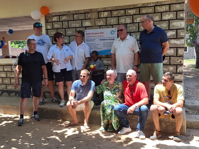 Bild: Holtikon Gruppe übergibt Mehrzweckhalle mit Photovoltaikanlage an die Mekaela Schule in Kombani, Kenia