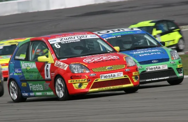 Ford Fiesta ST Cup auf dem Nürburgring: 2 + 2 = 1 = Harald Prozcyk Bild: Ford Fiesta ST Cup auf dem Nürburgring: 2 + 2 = 1 = Harald Prozcyk