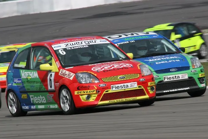 Ford Fiesta ST Cup auf dem Nürburgring: 2 + 2 = 1 = Harald Prozcyk Bild: Ford Fiesta ST Cup auf dem Nürburgring: 2 + 2 = 1 = Harald Prozcyk