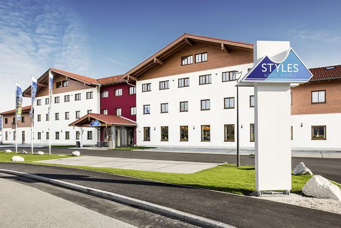 Das STYLES Hotel Piding in perfekter Lage für einen gelungenen Familienurlaub. (Foto: STYLES Piding)