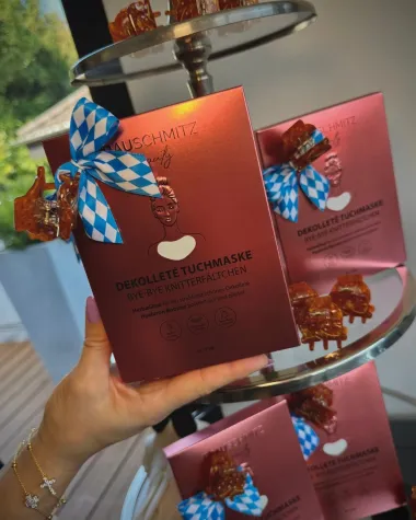 Bild: Wiesn-Aktion 2025: Must-haves fürs Dirndl – Dekolleté Tuchmaske & Brezn-Haarklammer