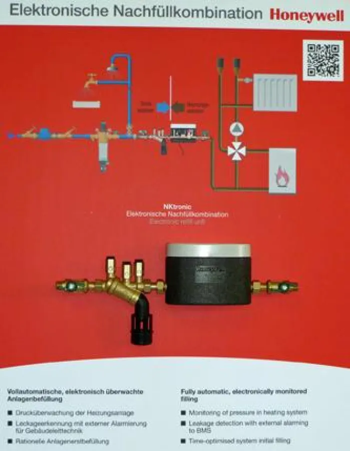 Alle Messetafeln auf dem Honeywell-Stand sind mit QR-Tags versehen (oben rechts)