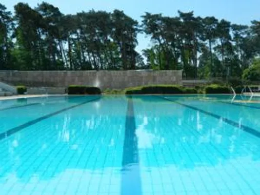 Bild: Wellen- und Freibad der Stadt Pfungstadt, Anschwimmen im Freibad