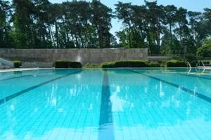 Bild: Wellen- und Freibad der Stadt Pfungstadt, Anschwimmen im Freibad