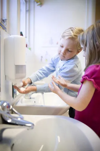 Bild: Hygiene in Familien: Saubere Kinderhände wichtiger als gute Manieren