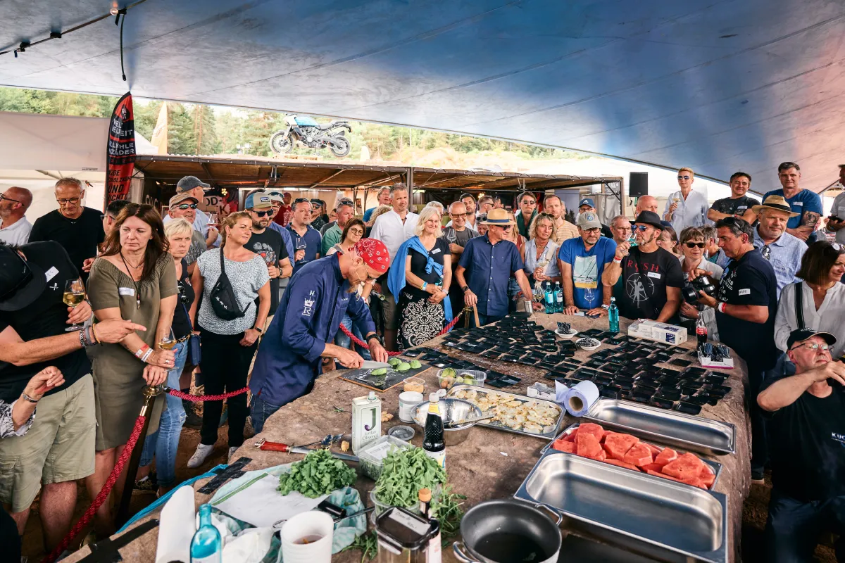 Ralf Zacherl gibt einen Kochworkshop am Tag und bekocht die rund 400 Gäste über drei Tage. (© foodrockfestival)