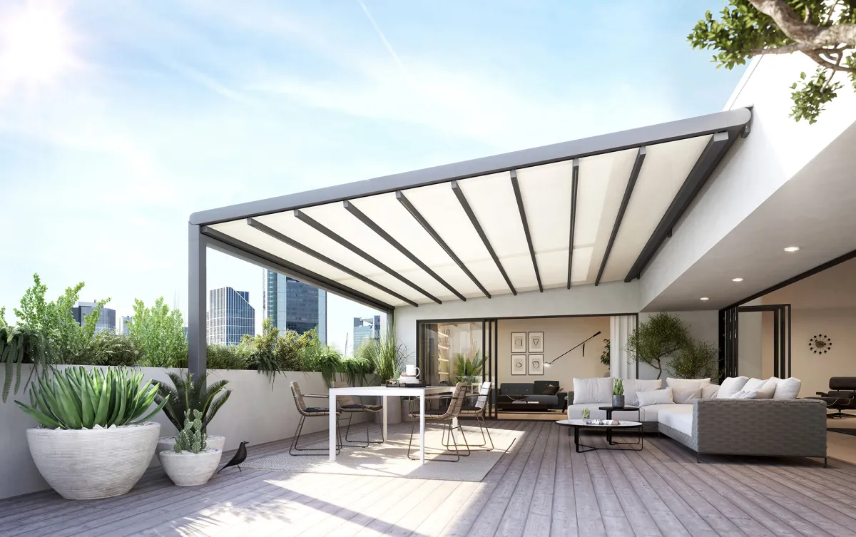 Die „pergola stretch“ von markilux bietet als Mehrfeldanlage 25 mal 7 Meter Sonnen- und Wetterschutz (© markilux)