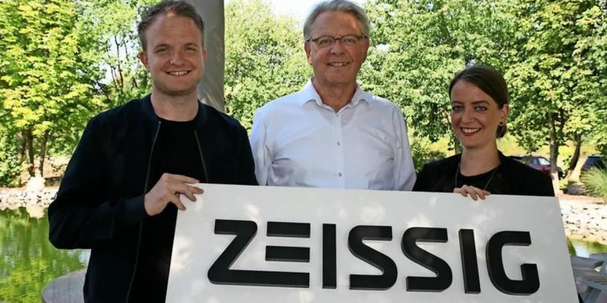 Hartmut Zeissig präsentiert mit seinen Kindern Lena und Fabian das neue Firmenlogo. August 2018