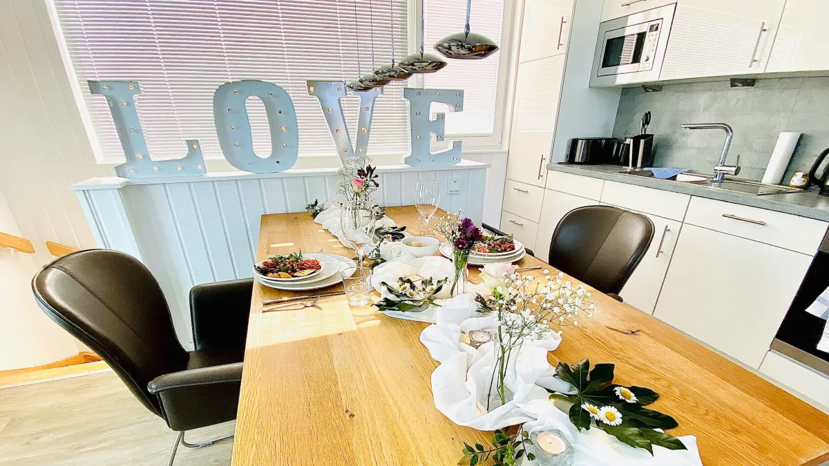 Ein romantisches Essen im Ferienhaus rundet das Valentins-Geschenk ab (© Die FERIENHAUS-AGENTUR GmbH - (c) Philipp Rasfeld)
