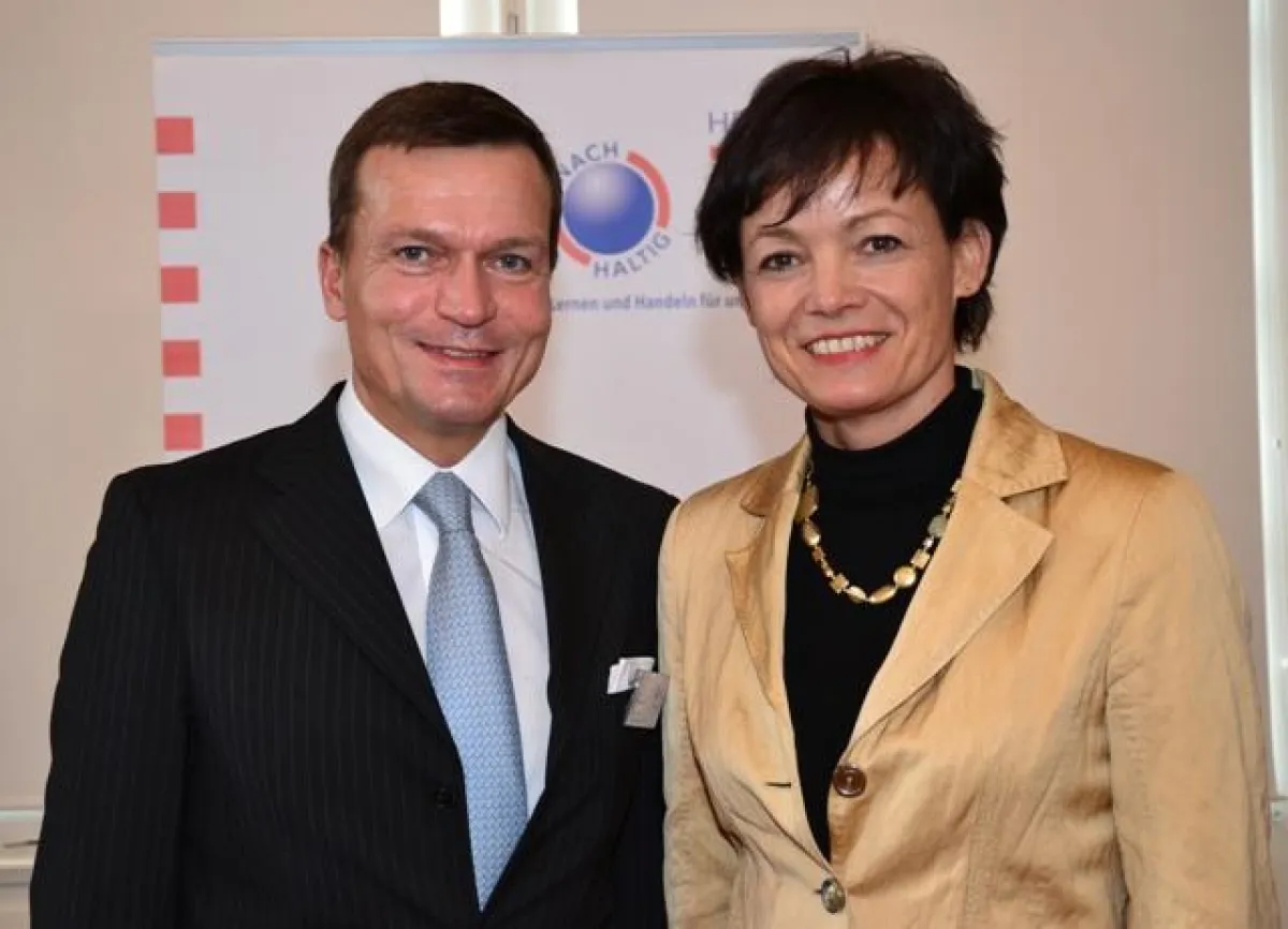 Lucia Puttrich und Oliver Munzel bei der Unterzeichnung der Charta