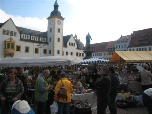 Bild: Töpfer ziehen um vom Ober- auf den UNTERmarkt