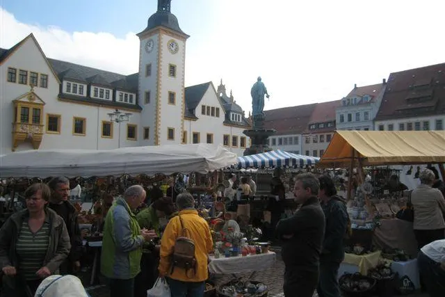 Töpfer ziehen um vom Ober- auf den UNTERmarkt Bild: Töpfer ziehen um vom Ober- auf den UNTERmarkt