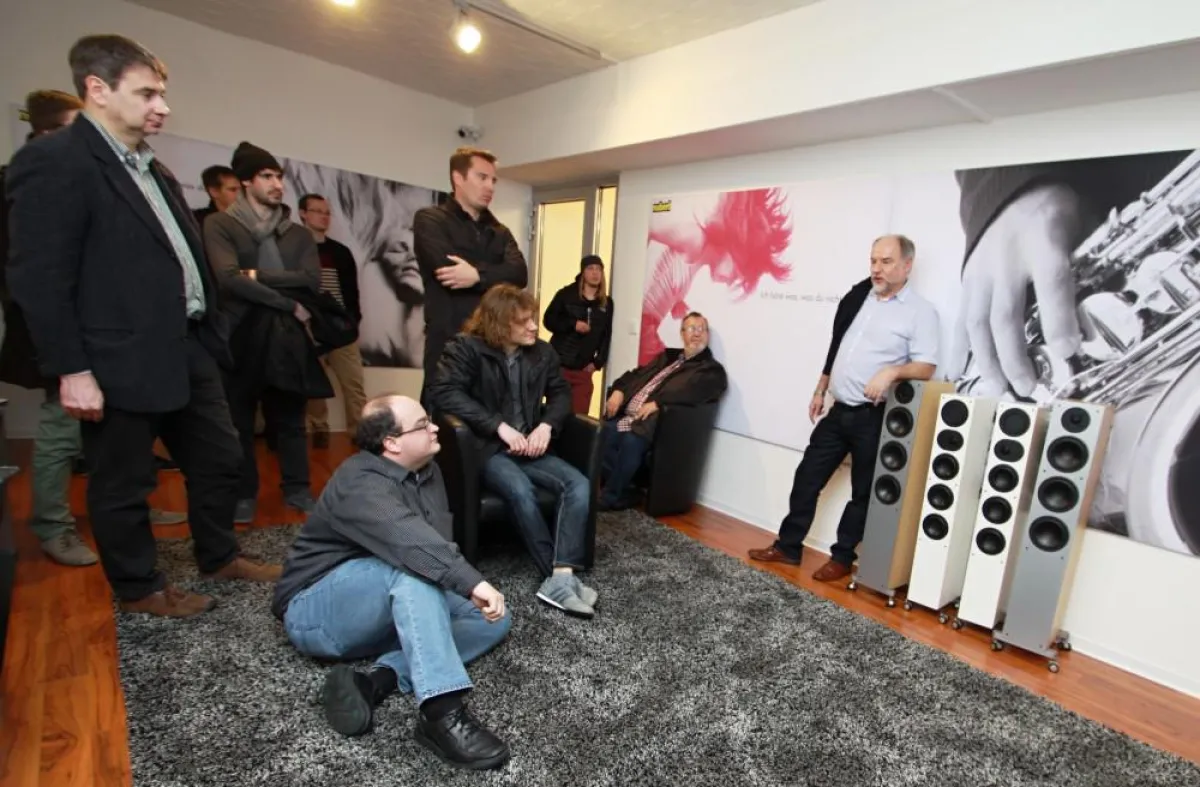 Firmengründer Günther Nubert (rechts) bei der Einweihung des Hörstudios.