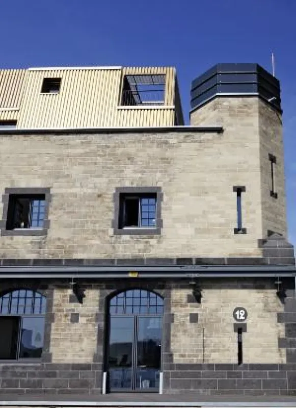 Im Sinne des Denkmalschutzes wurde die Tuffstein-Fassade der Zollhalle erneuert. (Foto: Lutz Tölle & Verfuß GmbH)