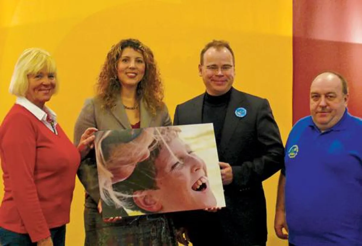 Bitten um Spenden für die Arbeit des Kinderhospizvereins, v.l.: Kinder-Patin Margit Hildebrandt, Geschäftsführerin NordseePflege Gülsen Sariergin, Vorsitzender des Kinderhospizvereins Cuxhaven Dr. Die