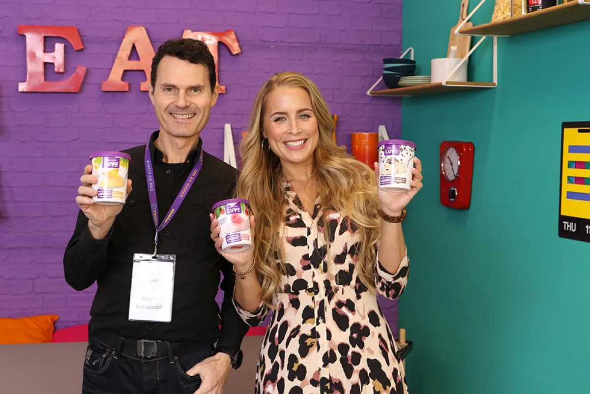 Roland Brandstätt, Marketingdirektor Prolupin GmbH, und Lisa Bädecker von myEnso © Prolupin GmbH