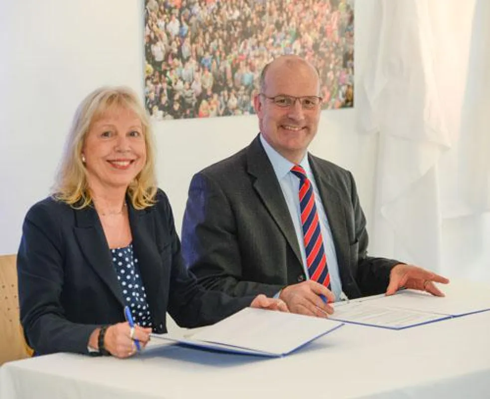 Ingrid Lürig und Dr. Franz-Josef Schulte besiegeln die Bildungspartnerschaft