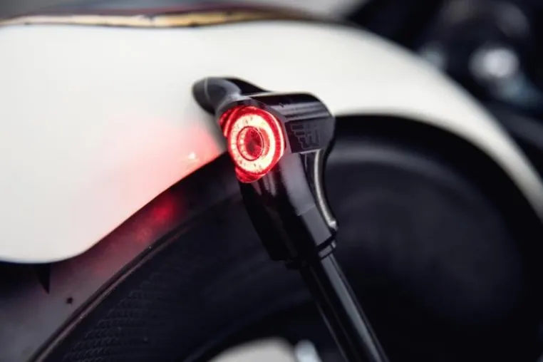 Bild: Custombikes: Universale Fenderstruts mit LED Blinker/Rück- und Bremslicht Einheit