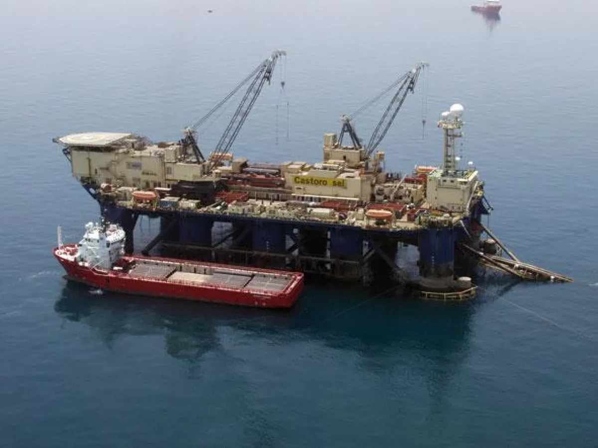 Die 12 Meter langen Rohrsegmente werden zu einem Spezialschiff transportiert, wo sie bis zur Verarbeitung gelagert werden. (Copyright: Nord Stream AG)