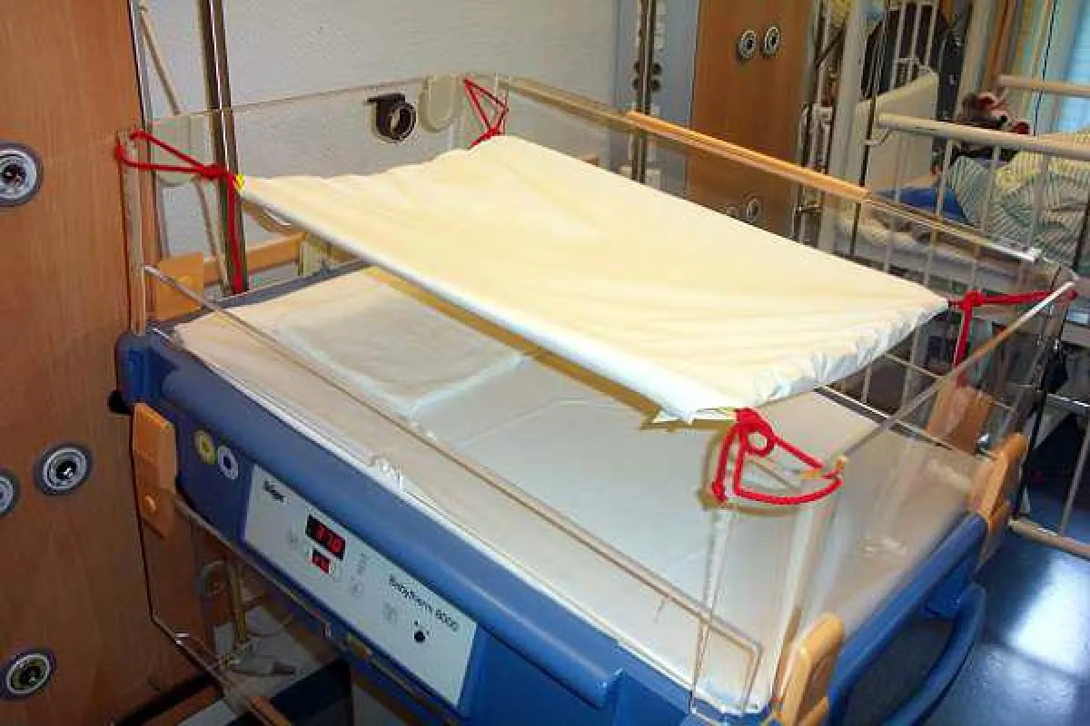 Die Hängematte „Pendolinchen“ bildet durch leichte Schaukelbewegungen eine Atmosphäre ähnlich dem Fruchtwasser gefüllten Mutterleib nach. Kinder in Inkubatoren und Babythermbettchen werden in diesem L