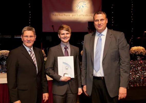 Ausgezeichnet: Der mit 500 Euro dotierte heckcon-Award für besten BWL-Absolventen der Hochschule Aschaffenburg Bild: Ausgezeichnet: Der mit 500 Euro dotierte heckcon-Award für besten BWL-Absolventen der Hochschule Aschaffenburg