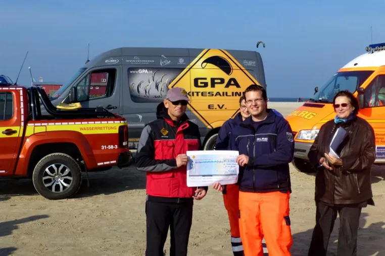 Kitebuggypiloten fahren 3.750,- Euro für neues DLRG-Fahrzeug ein Bild: Kitebuggypiloten fahren 3.750,- Euro für neues DLRG-Fahrzeug ein
