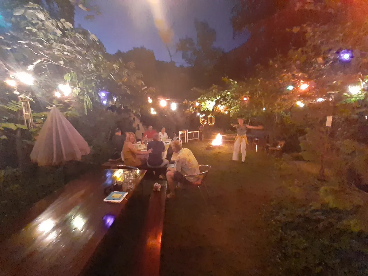 Abendstimmung beim Grillen im Garten des Metamorphosys Wien (© Foto von Norbert Brust - Metamorphosys Seminarhaus)