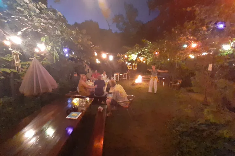 Bild: Hitze in der Stadt - Grillverbot in der Öffentlichkeit. Feiern im privaten schattigen Garten-Ambiente