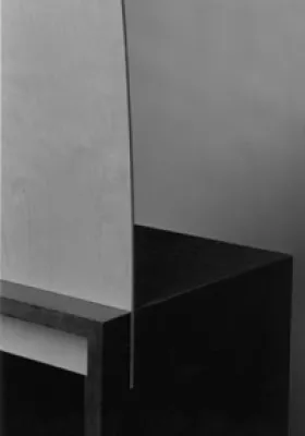 Bild: Ein Stuhl als Grenzüberschreiter