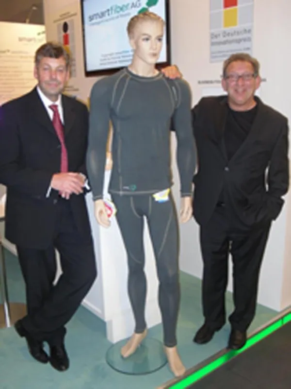 Gerhard Neudorfer, Vertriebsdirektor Fasern und Michael Kohne, CEO auf der Heimtextil 2011 (von li. nach re.)