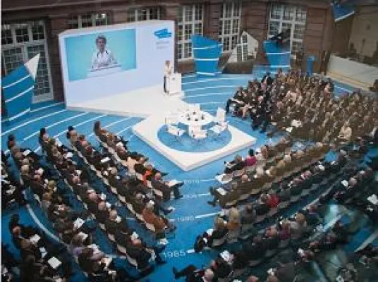 Bild: 'Denk ich an Deutschland - Konferenz' auf bedrucktem Teppich von Alpha Medien