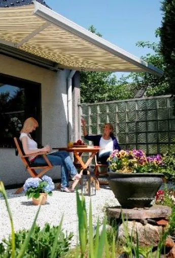 Sommer, Sonne, Wohlfühlatmosphäre: Ein perfekter Tag unter der Markise Bild: Sommer, Sonne, Wohlfühlatmosphäre: Ein perfekter Tag unter der Markise