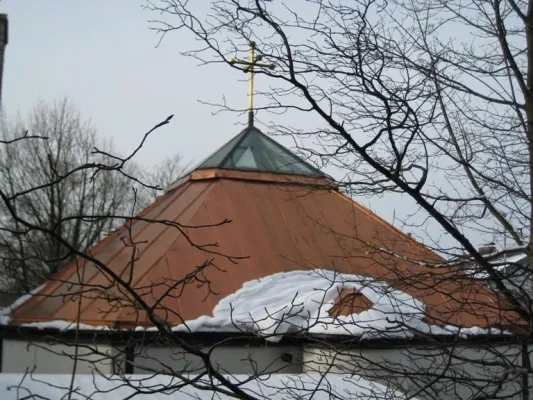 Bild: Dach der Kapelle erstrahlt in neuem Kupferton - Simssee Klinik Bad Endorf