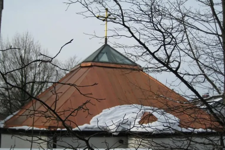 Dach der Kapelle erstrahlt in neuem Kupferton - Simssee Klinik Bad Endorf Bild: Dach der Kapelle erstrahlt in neuem Kupferton - Simssee Klinik Bad Endorf