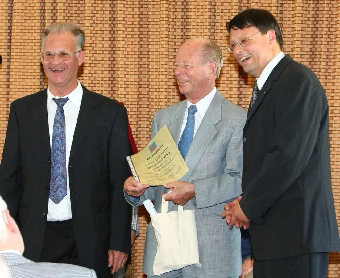 Theo Arntz (Mitte) leitete den Ortsverein 1982 bis 1999 leitete und war von 1988 bis 1996 stellv. Landesvorsitzender. Kurt Reiter jetziger Vorsitzender Erlangen (l.), und der Landesvorsitzende des KKV
