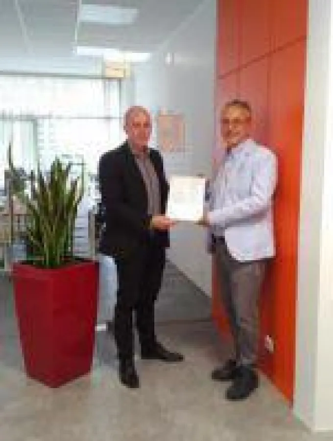 Rudolf Holling (r.), Geschäftsführer der PTC GPS-Services GmbH, nimmt das Zertifikat der Creditreform AG entgegen. Bild: PTC GPS