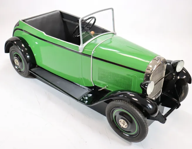 Bild: Nicola Classics versteigert historische Hollers Kinderfahrzeuge Museums-Sammlung 