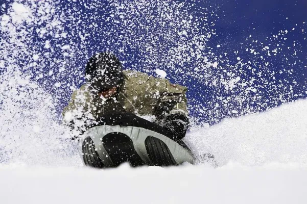 Bild: Purer Pistenspaß – Das Airboard, ein Highspeed-Schlitten