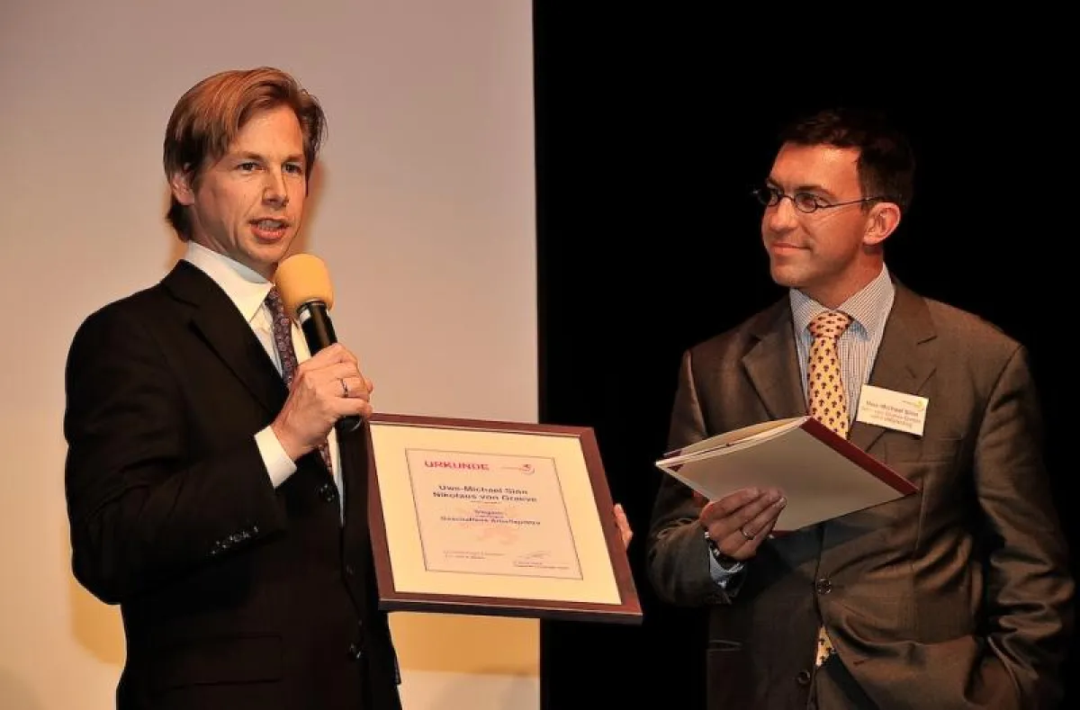 rabbit eMarketing Geschäftsführer Nikolaus von Graeve und Uwe-Michael Sinn bedanken sich für den 1.Platz beim Hessischen Gründerpreis (Bild: www.dd-art.de)