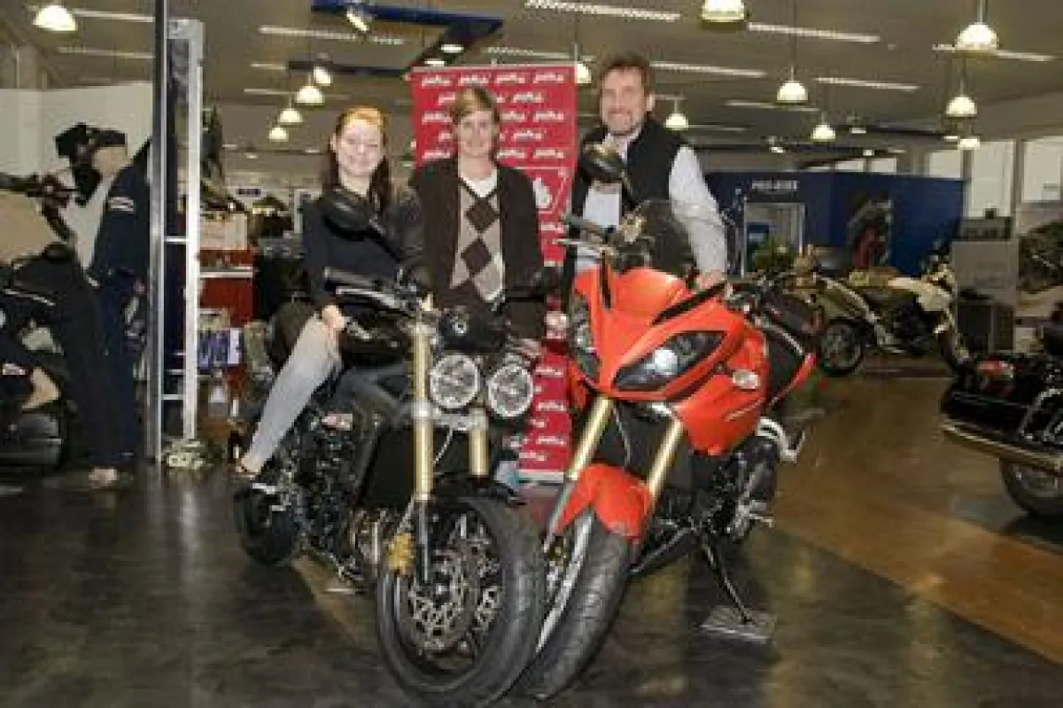 Strahlendes Glück zu dritt: Ramona Buchholz, Katja Stracke und Thomas Wirth (v.l.n.r.) mit Street Triple und Tiger bei Pro-Bike