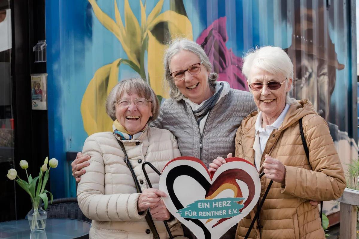 Drei Seniorinnen während einer Veranstaltung von „Ein Herz für Rentner e.V.“. (© Forster und Martin)