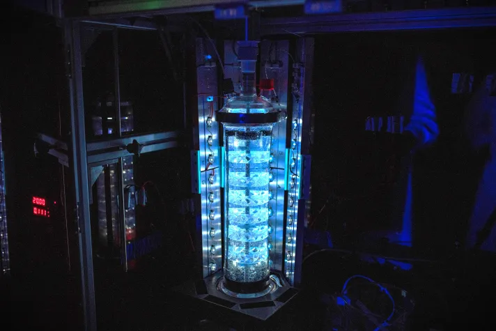 Bild: Licht soll Chemieindustrie grüner machen - Photokatalytische Prozesse in die industrielle Anwendung bringen