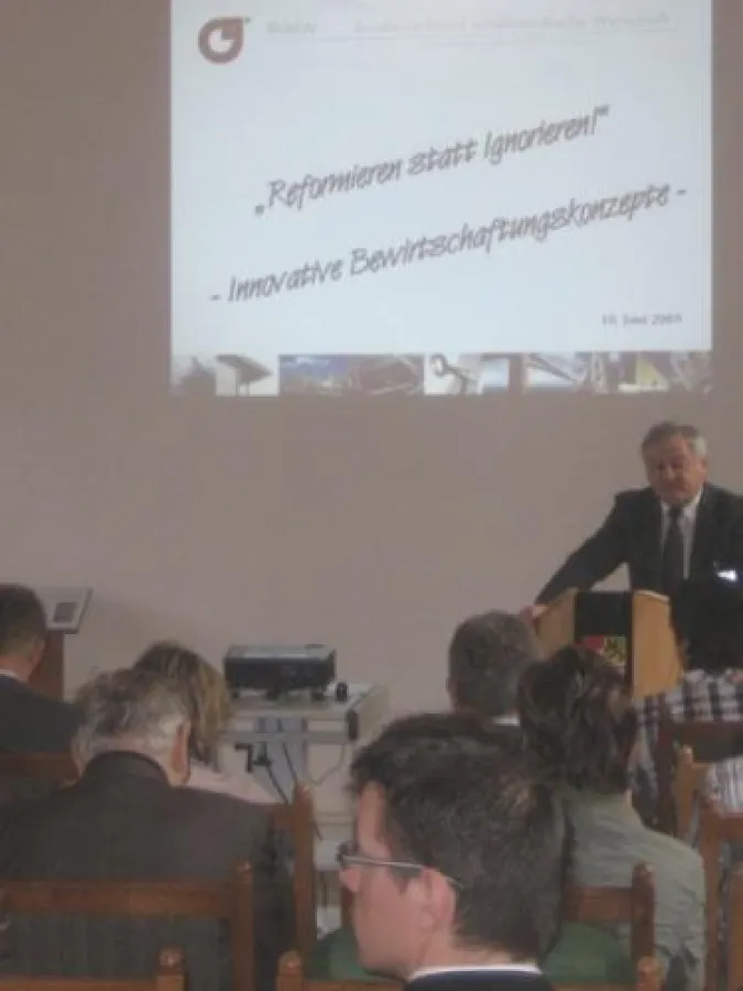 Ralf-Dieter Höfer, Regionalgeschäftsführer BVMW, begrüßt die Teilnehmer bei der Auftaktveranstaltung im Juni 09 im Saalekreis