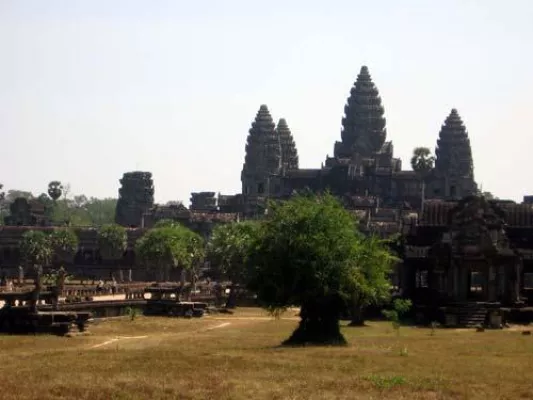 Bild: Der Park von Angkor/Kambodscha – Naturstein Prüfverfahren, Restaurierung und Konservierung
