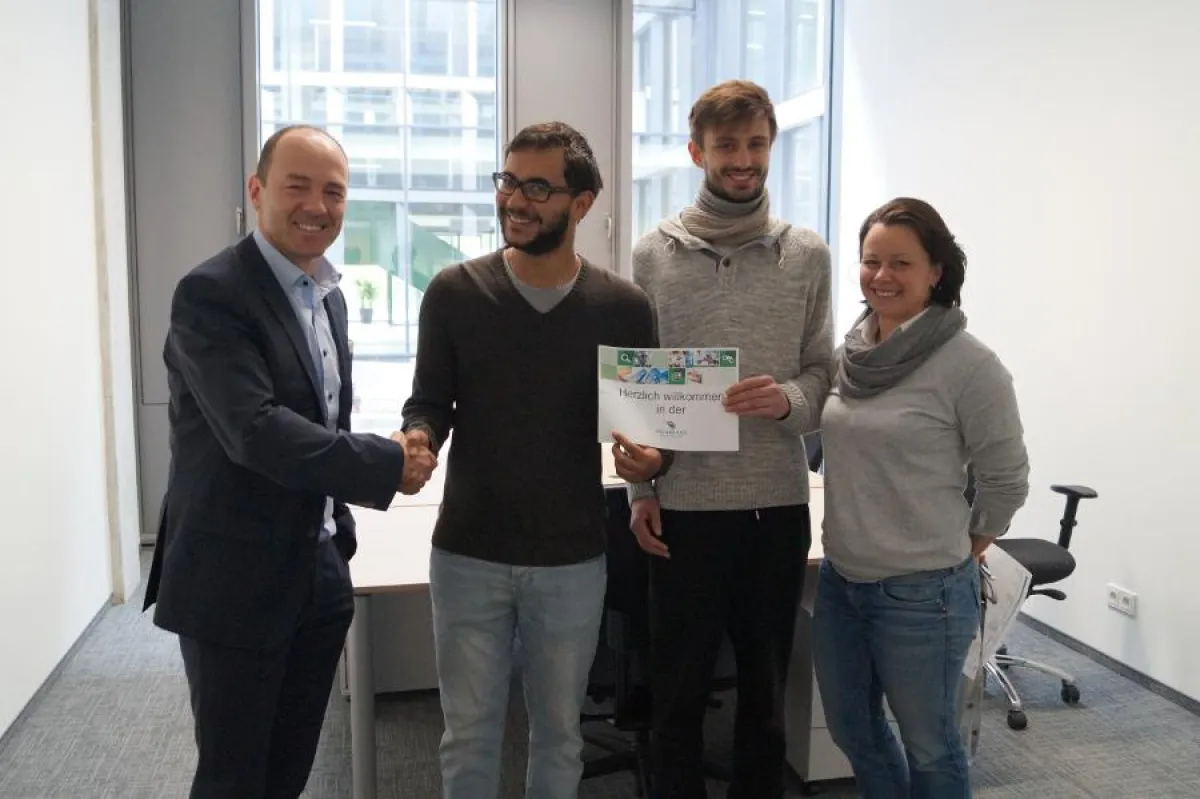 Ge-Fü Alexander Rupprecht (li) und Monika Schleißing (re) heißen die neuen Mieter willkommen