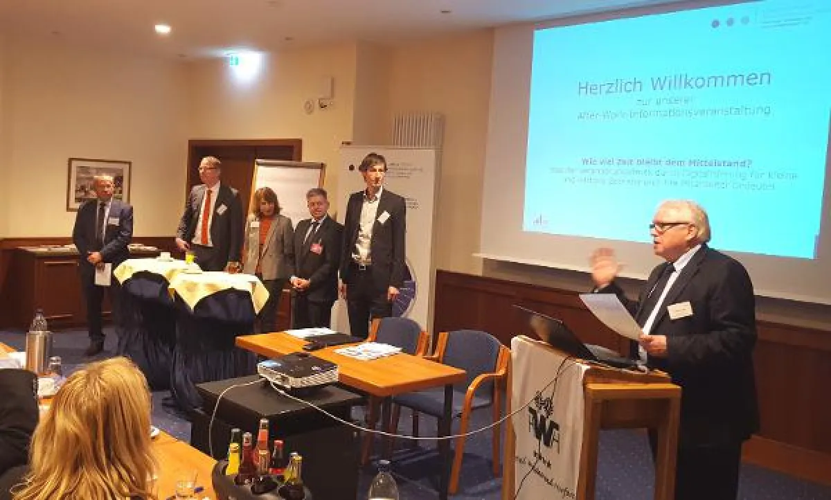 Johannes Müller (re) mit Referenten und Experten zur Arbeitswelt von morgen