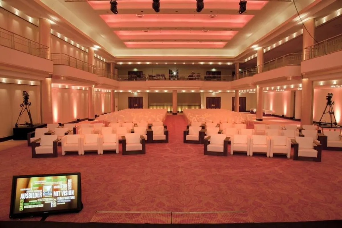 Modernes Mobiliar vor der klassischen Kulisse des Grand Elysée – formschöne Loungemöbel setzten High